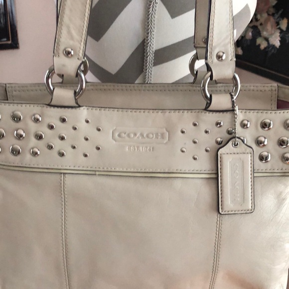 🎉 Coach Zoe East West Studded Ivory Shoulder Bag - Picture 2 of 8
